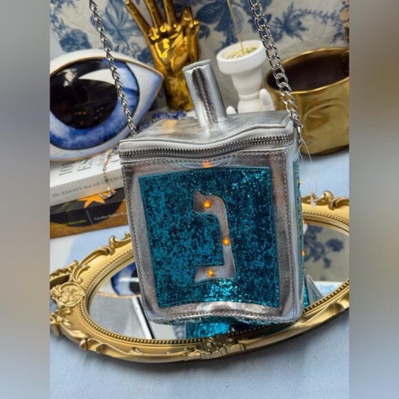 🆕 BETSEY JOHNSON 🧿 NWOT Mazel Light Up Dreidel Crossbody - Blue Glitter Kitsch - Picture 13 of 16